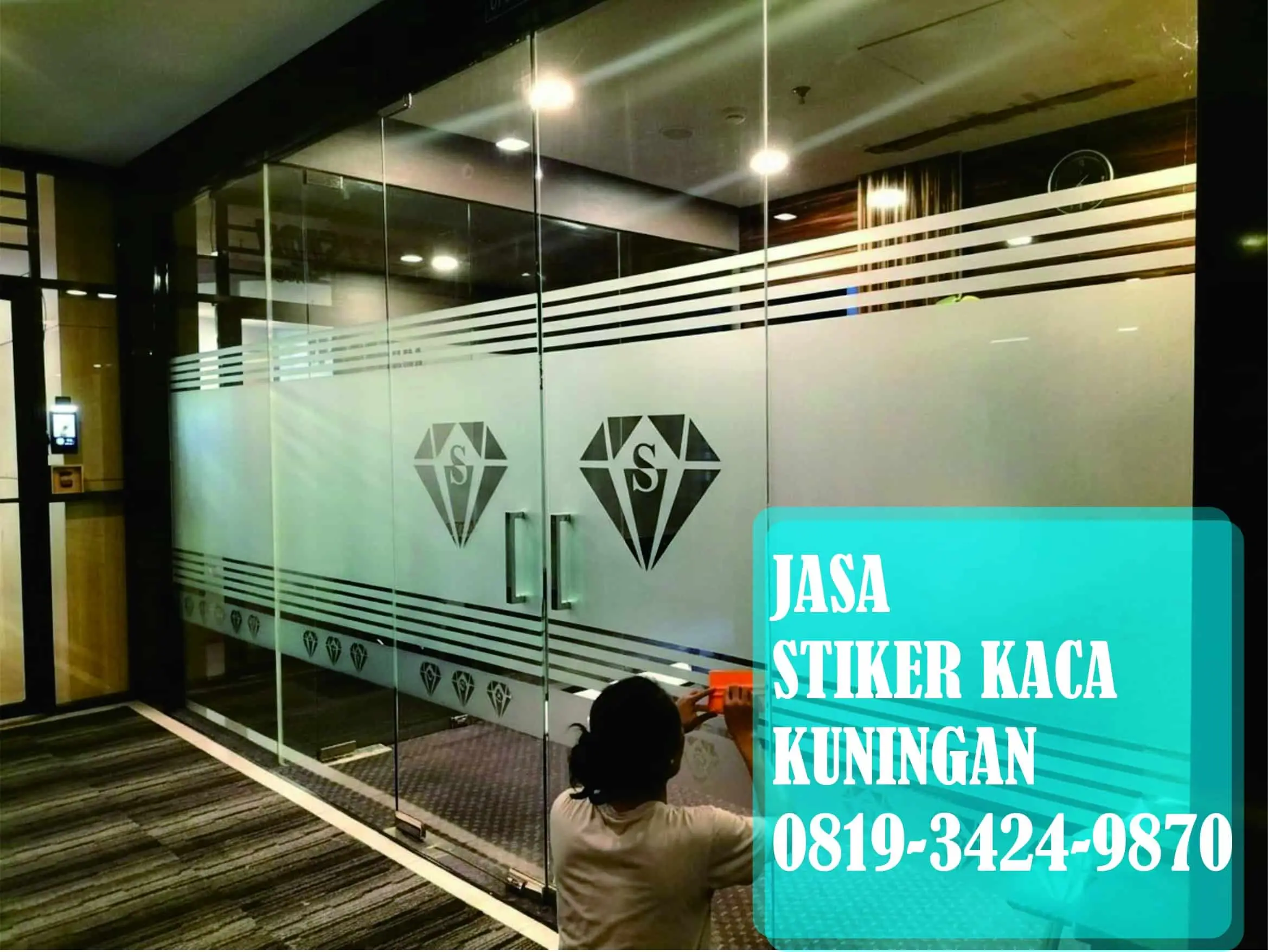 Stiker kaca kuningan